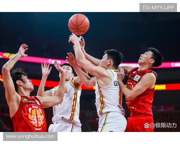 方硕在篮球赛场上的崛起与挑战解析，展现运动员的奋斗精神与团队合作的重要性